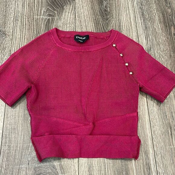 Bebe X-Small crop top in magenta/wine with gold button accent - Picture 1 of 7